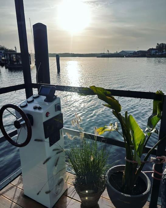 Premium Hausboot Trave Traum Appartement Lübeck Buitenkant foto